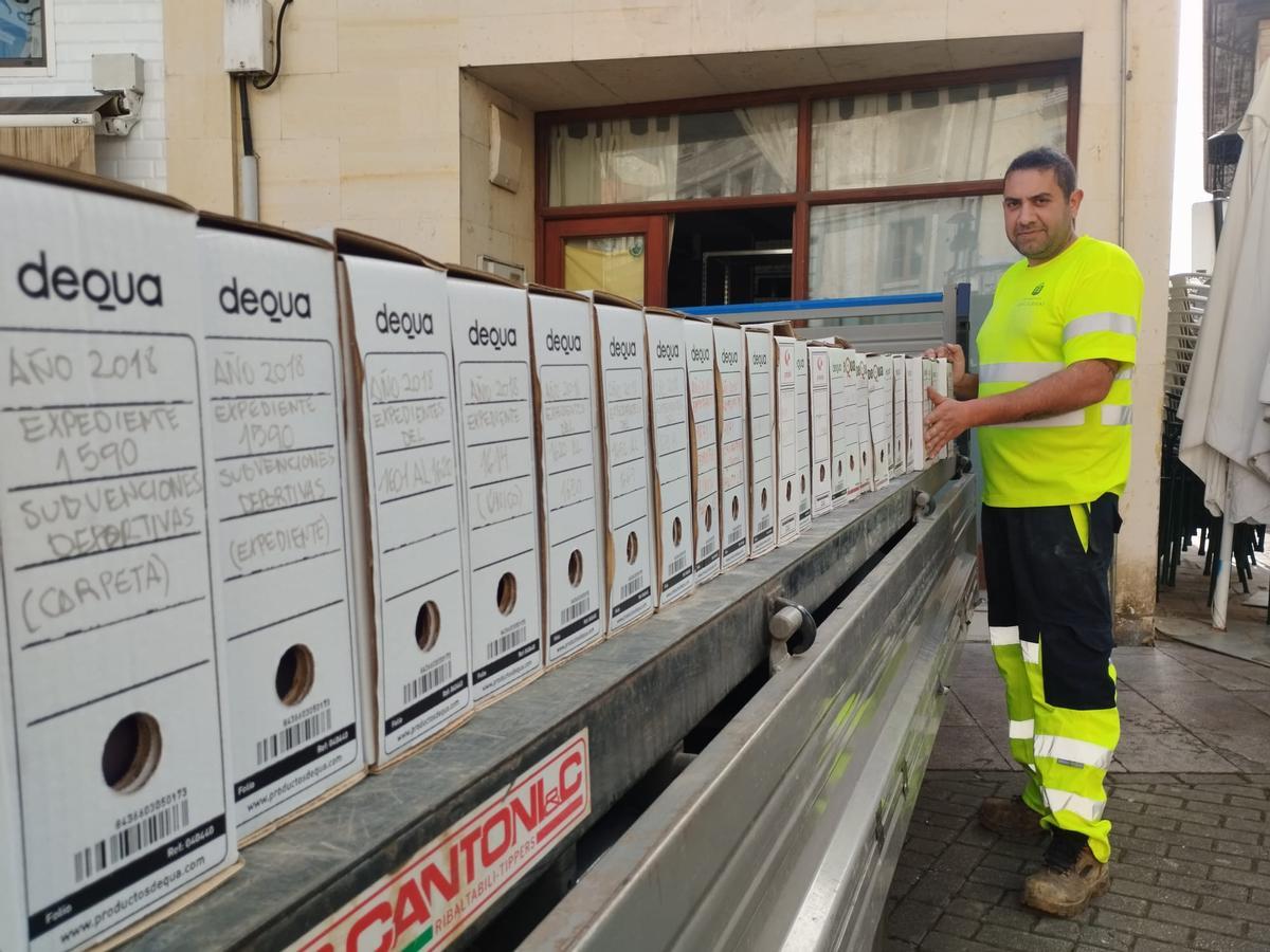 El traslado del Archivo Municipal de Grado, en imágenes.