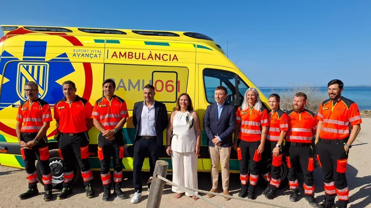 La consellera, Manuela García; el director general del Servei de Salut, Javier Ureña; el gerent del SAMU061, Eloy Villalba; el subdirector d’Humanització, Gabriel Rojo; y varios técnicos del SAMU061 posan junto a la ambulancia.