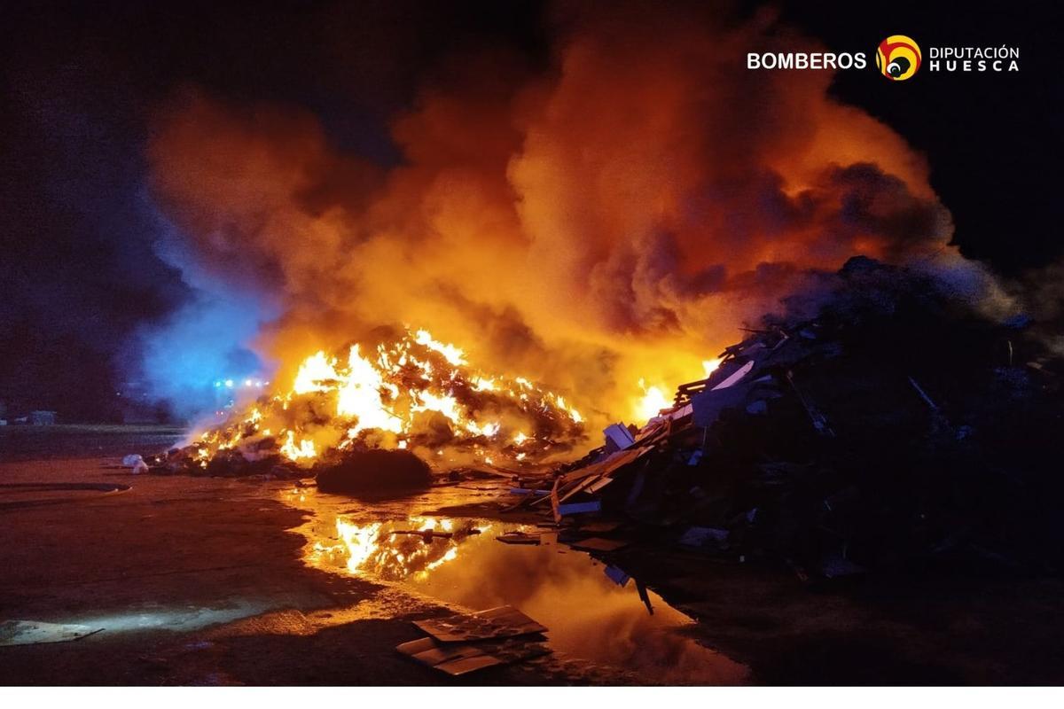 Parte del material incendiado durante la noche.