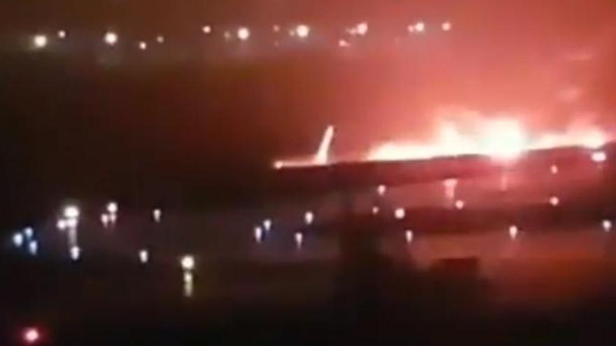 Al menos 18 heridos al incendiarse un avión en Rusia