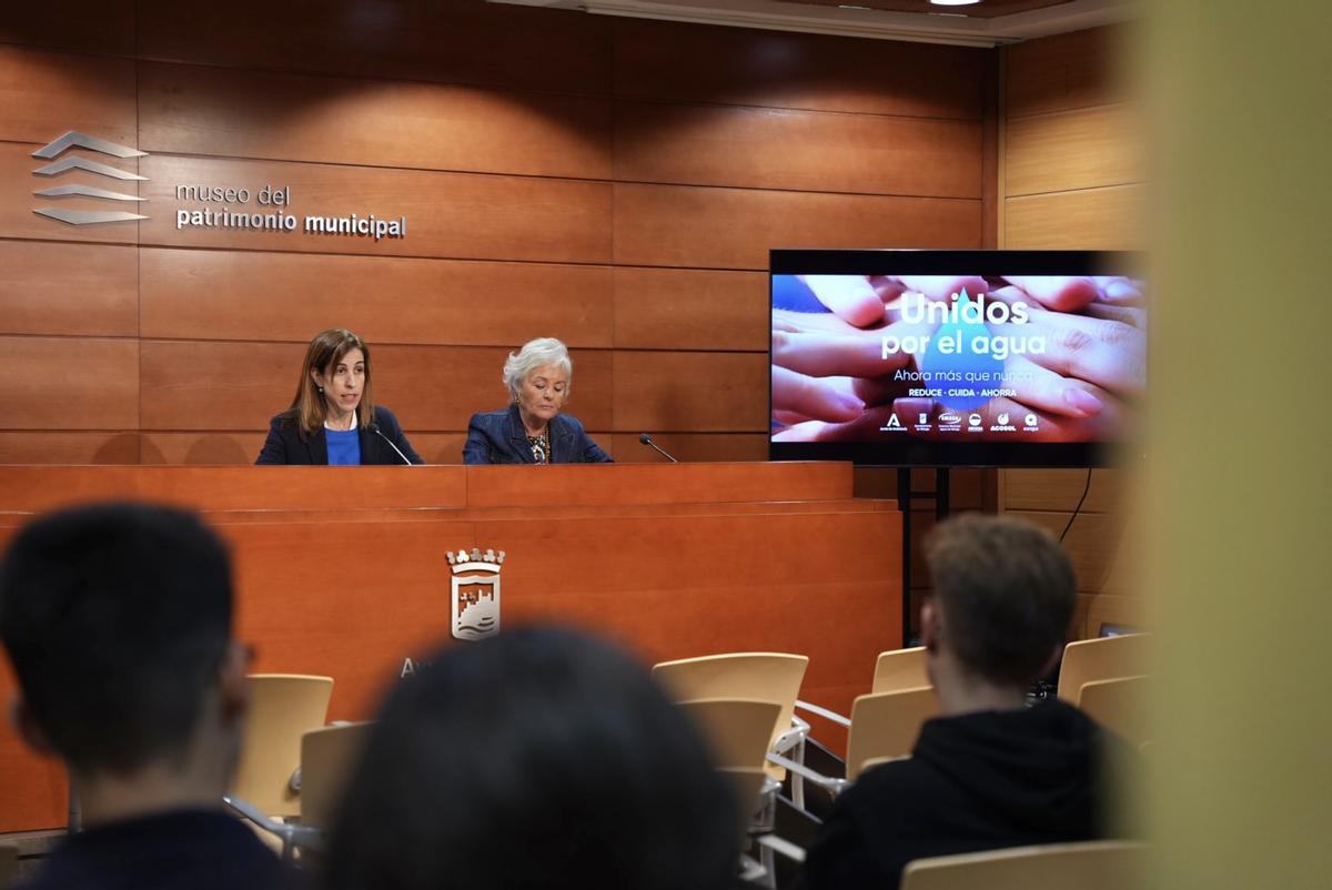 La concejala delegada del Área de Sostenibilidad Medioambiental, Penélope Gómez, y la edil de Servicios Operativos y Playas, Teresa Porras, en la difusión de medidas para el ahorro de agua