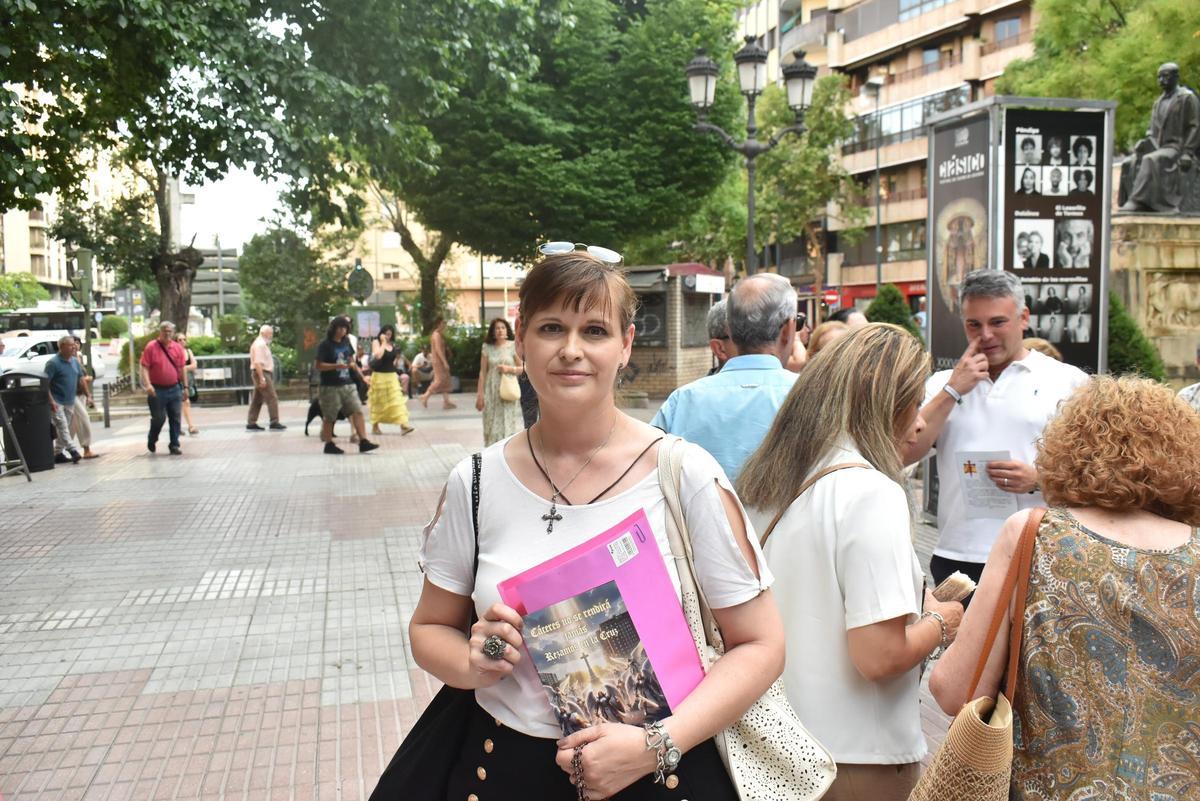 Galería | Decenas de personas rezan un rosario por la Cruz de los Caídos en Cáceres