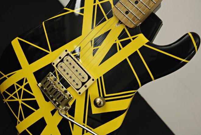 Una de las míticas guitarras Charvel de Eddie Van Halen, diseñada para él y fotografiada en 2016 en Nueva York.