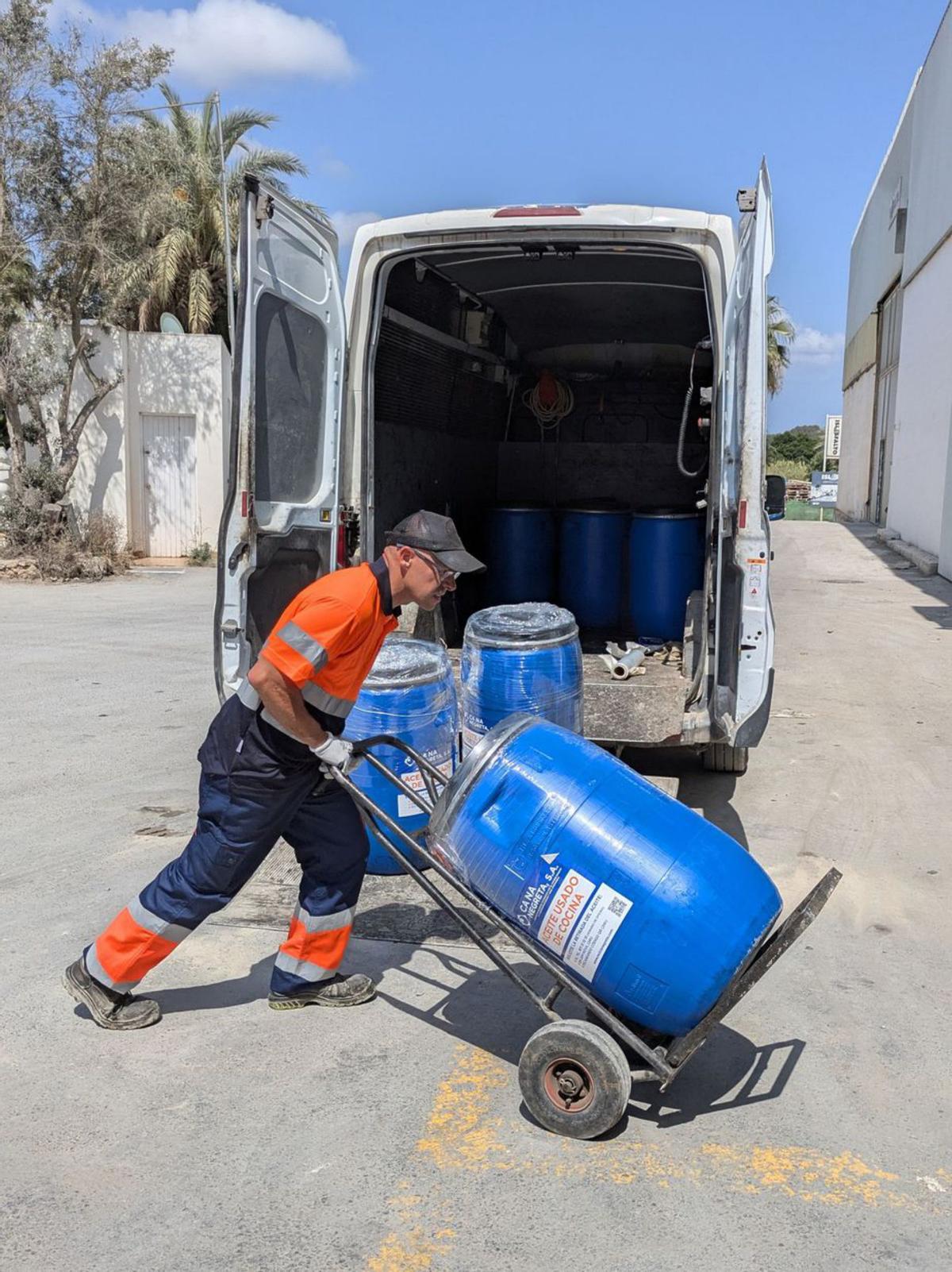 Ca Na Negreta S.A. retira los bidones de aceite llenos. |  | FOTOS: CA NA NEGRETA