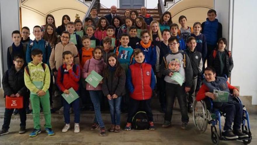 Alumnos del CEIP de Benifairó realizan una visita a les Corts