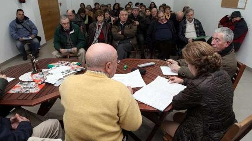 Los comuneros de Soutelo, ayer, en asamblea.  // Bernabé / Luismy