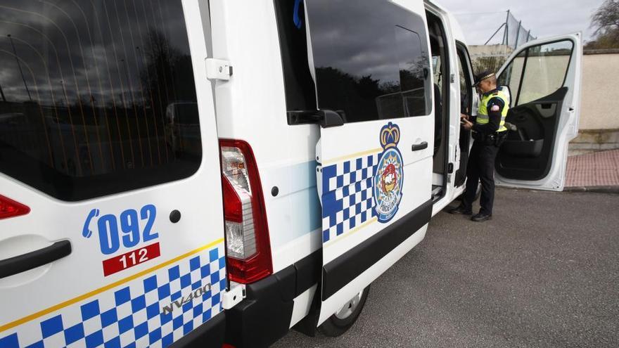 Choca drogado contra un muro y el coche de una mujer con su bebé en Llaranes