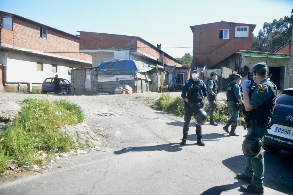 Los agentes en una de las visitas de vigilancia a O Vao de Arriba. // Rafa Vázquez