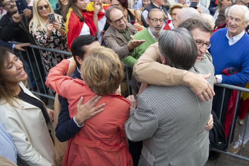 Feijóo y Francisco Vázquez muestran su apoyo a los catalanes constitucionalistas en A Coruña. // Miguel Miramontes (Roller Agencia)