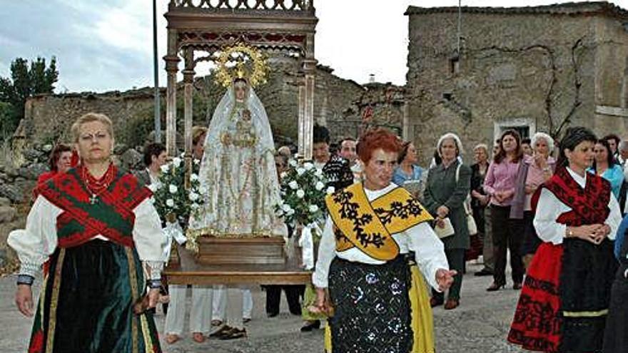 Procesión de la Virgen durante una pasada edición de las fiesta .