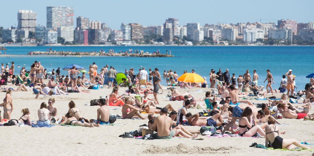 Las altas temperaturas llenan la playa del Postiguet