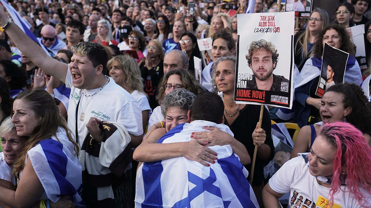 Cientos de personas aguardan en Tel Aviv el regreso de los rehenes liberados por Hamás