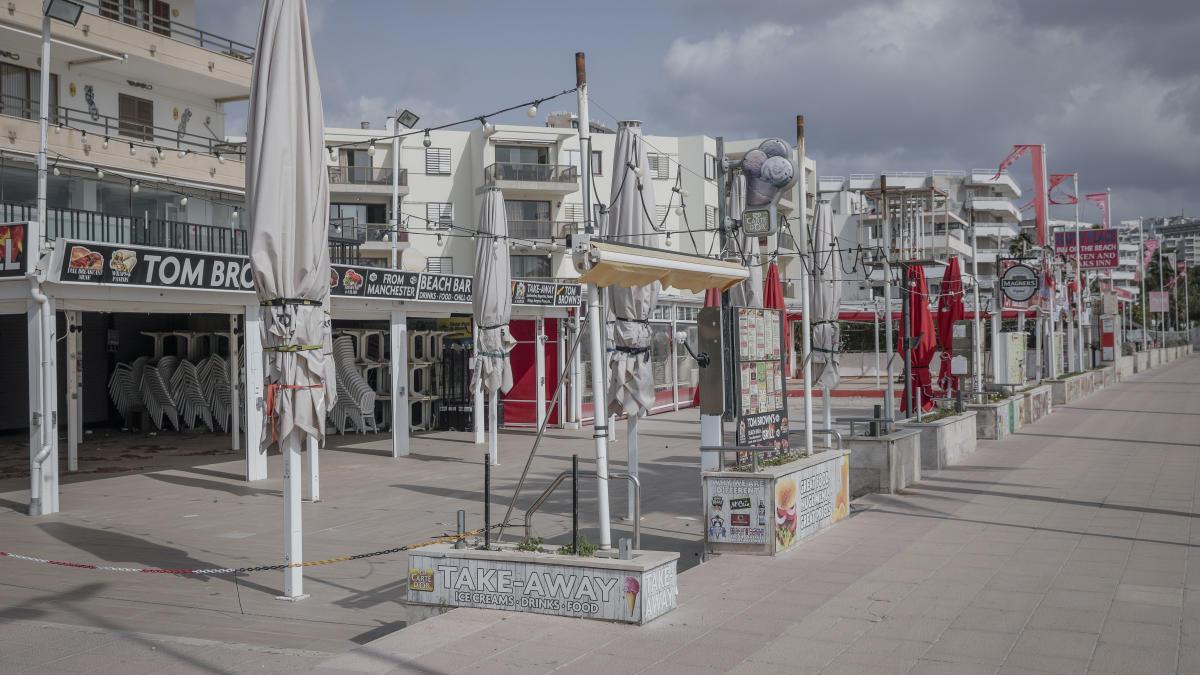 Calles vacías y comercios cerrados en Magaluf.