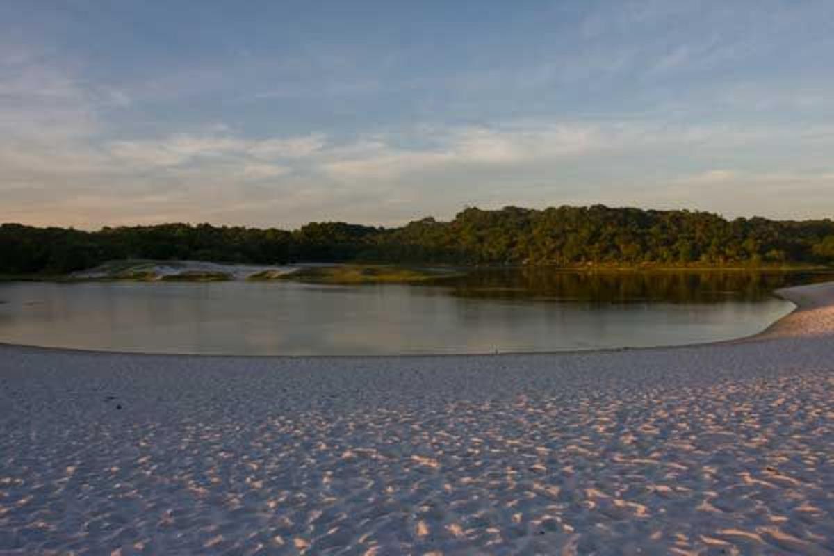 Laguna negra en el barrio de Itapuã.