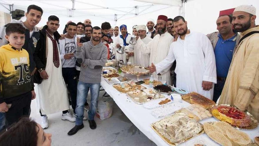 Integrantes de la Comunidad Islámica de la Paz de A Estrada, ayer, ofreciendo dulces y té para celebrar el final del Ramadán. // Bernabé / Cris M.V.
