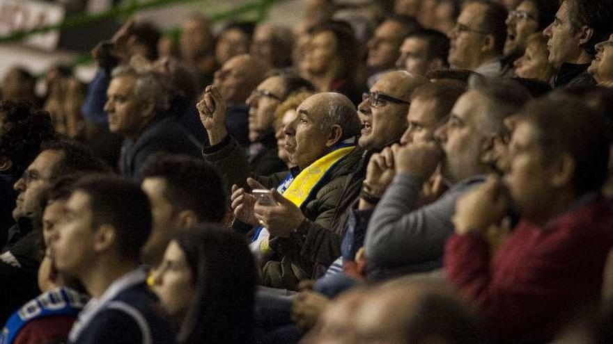 Los aficionados ourensanos muestran cara de decepción por el juego de su equipo. // Brais Lorenzo