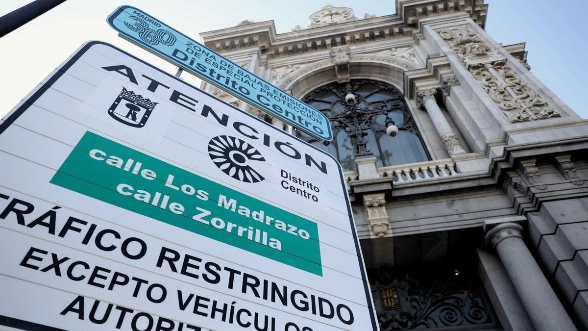 Un senyal de trànsit informa de la Zona de Baixes Emissions a Madrid