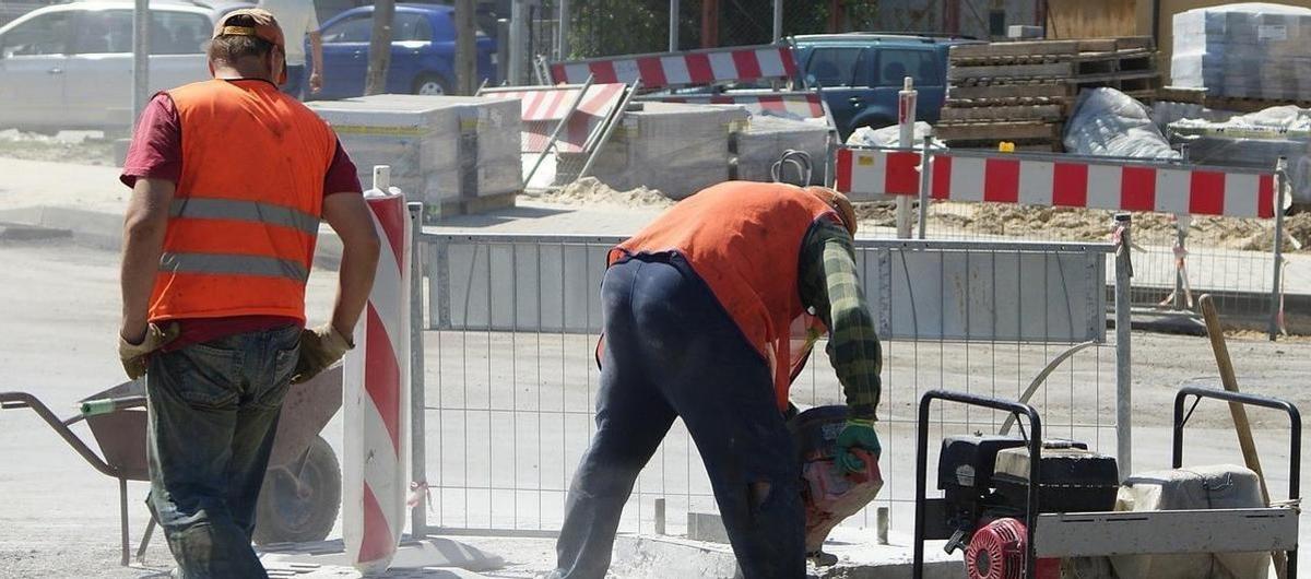 Dos trabajadores en una obra viaria.