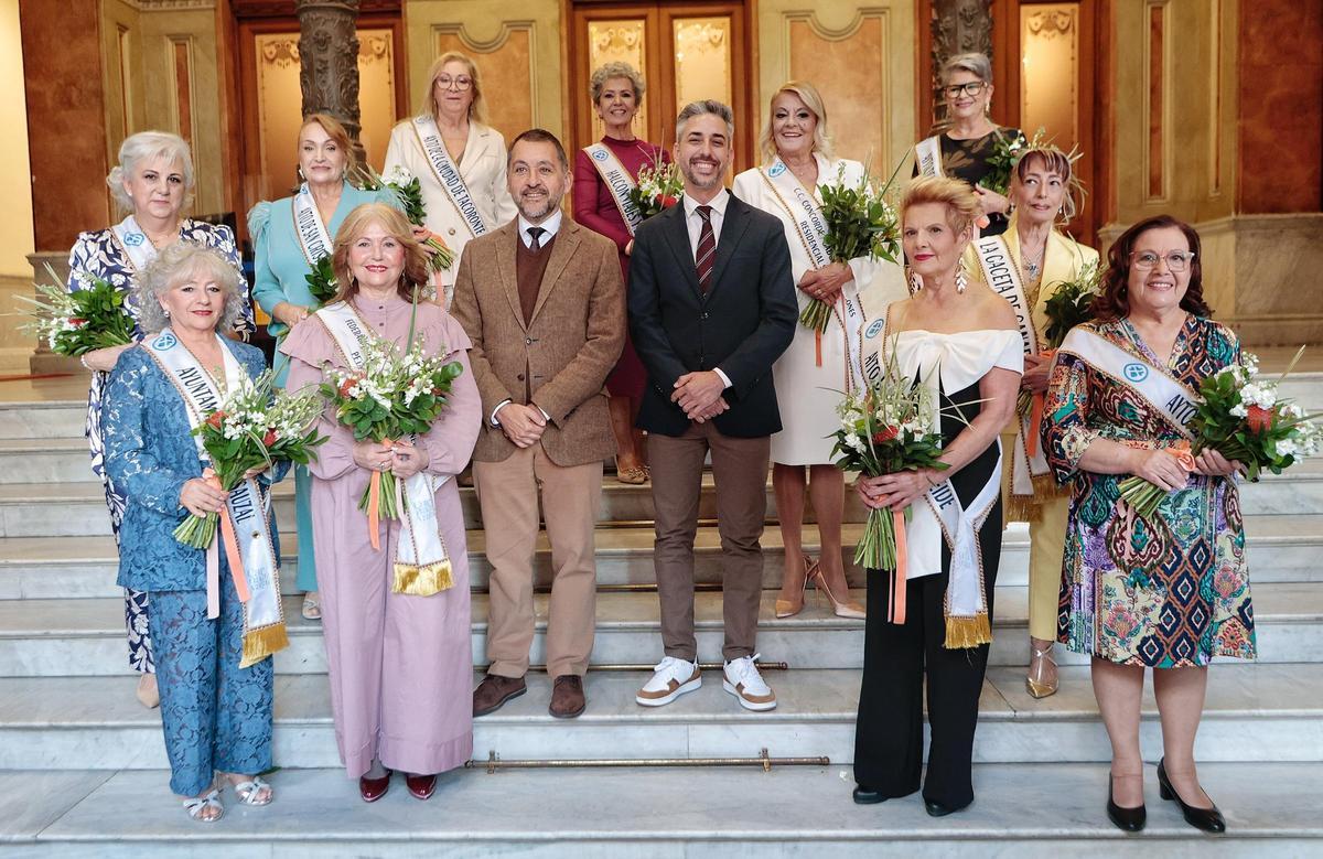 Las once candidatas a reina de los mayores del Carnaval de Tenerife 2026, junto al alcalde y el concejal de Fiestas.