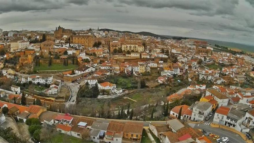 La alcaldesa de Cáceres critica a Rosa Montero por escribir sobre la ciudad &quot;sin conocer la realidad&quot;