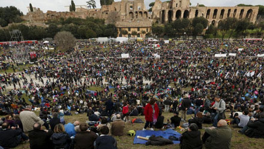 Personas que protestan contra las uniones gais