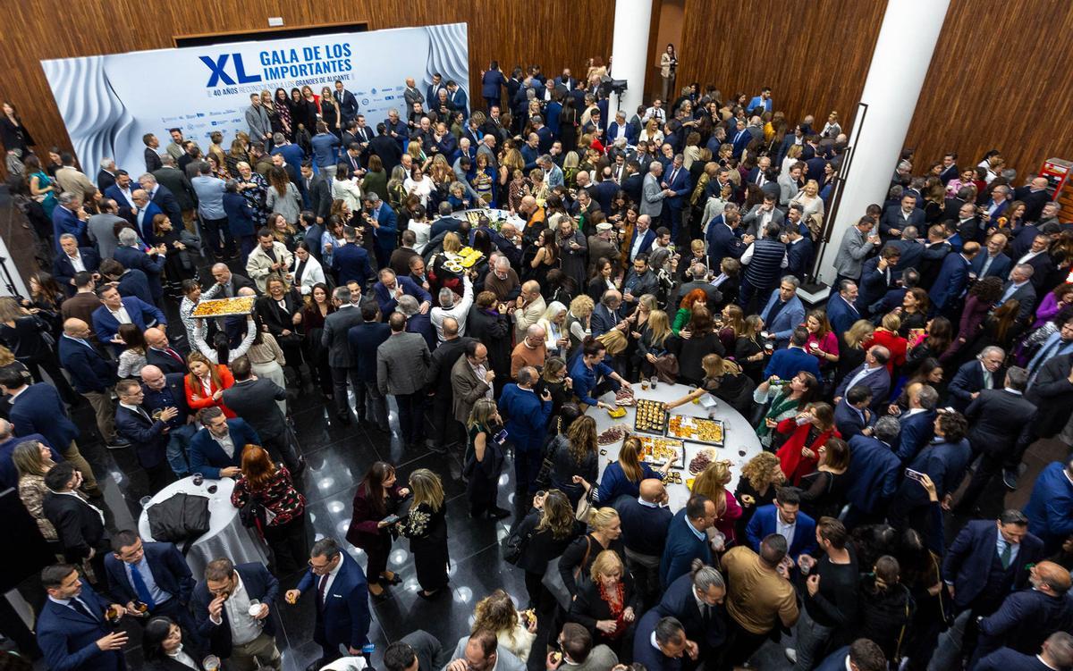 El vestíbulo del ADDA durante el cóctel que se sirvió el año pasado.