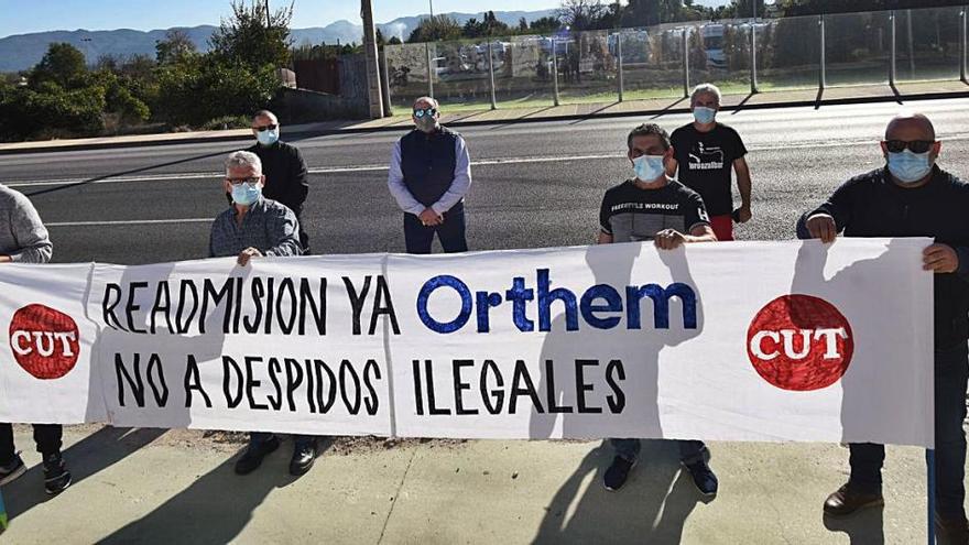 Trabajadores de Orthem que se manifestaron ayer a las puertas de la empresa.