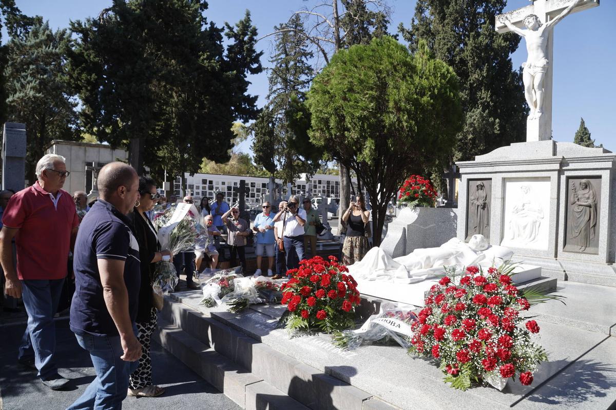 Ofrenda floral a Manolete en el aniversario de su muerte Ofrenda floral a Manolete en el aniversario de su muerte