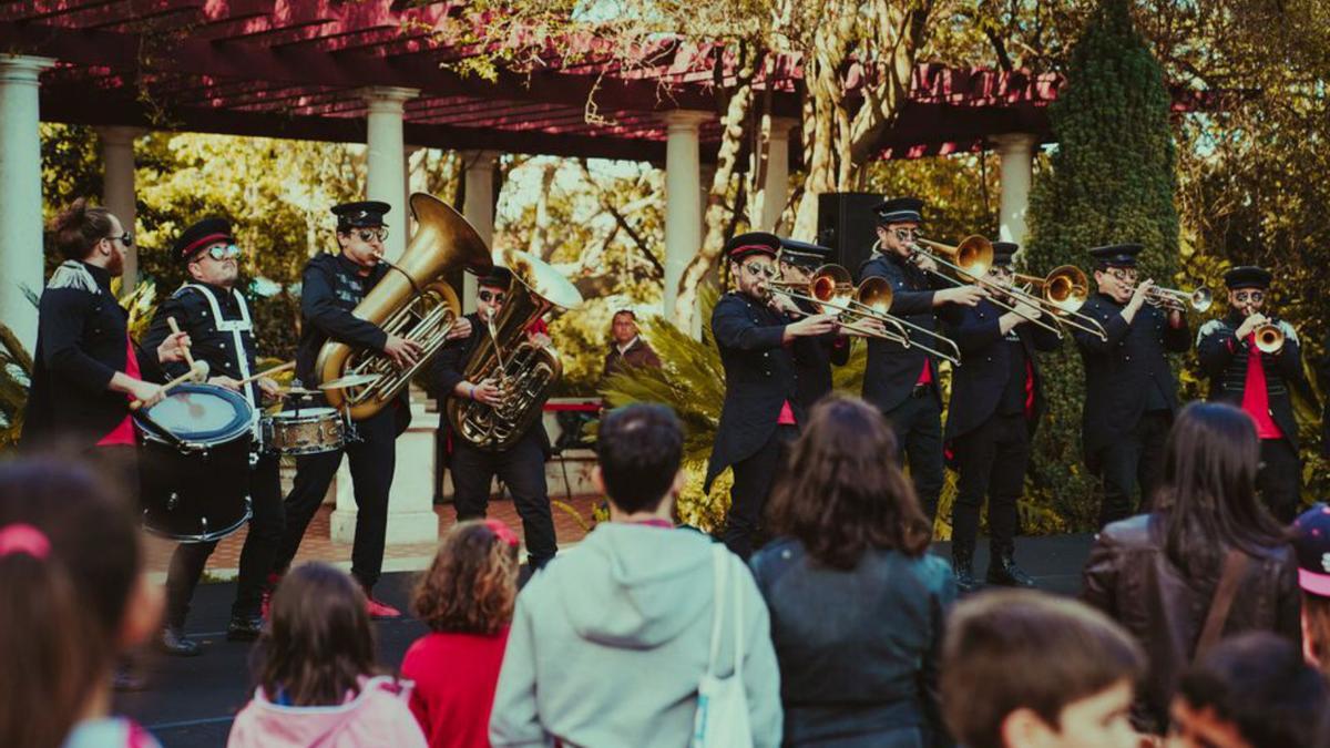 Fanfarra Kaustika e tributo a Nino Bravo