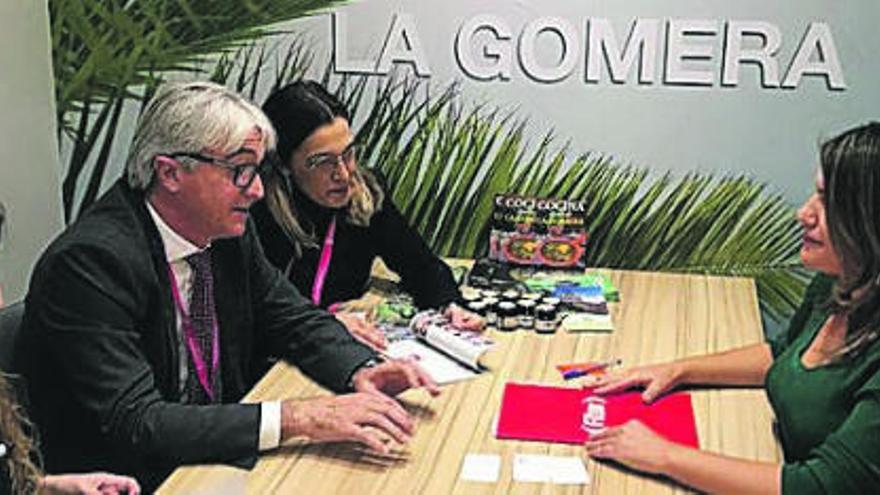 Un detalle de las reuniones mantenidas en la feria.