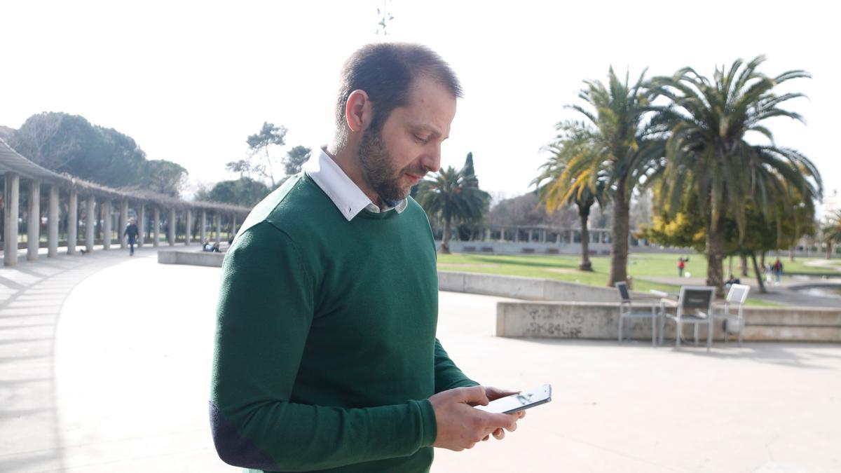 El creador de Weyeboo, Jaume Pareta, fent serviur l&#039;aplicació