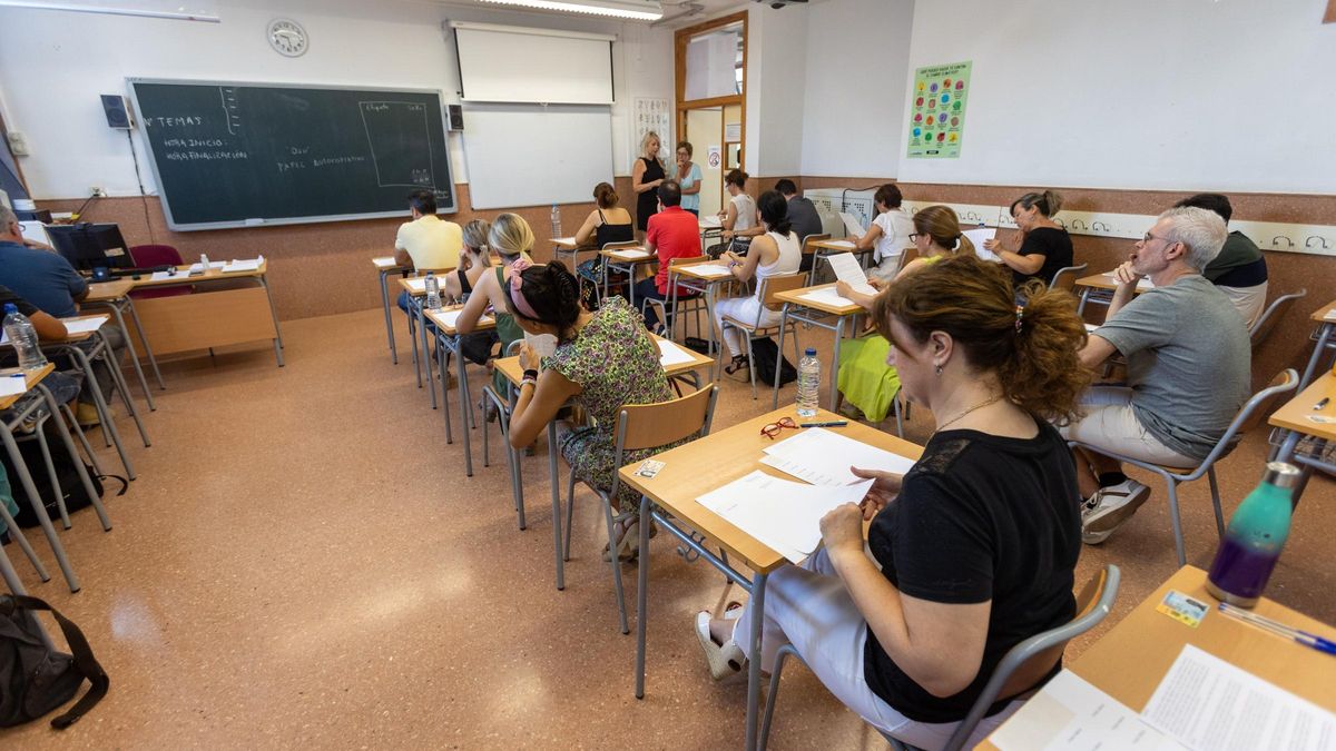 Candidatos a un proceso de oposiciones en la provincia realizan el examen, en una imagen de archivo.