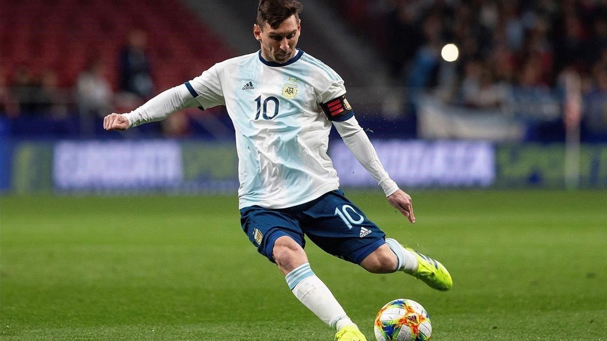 Leo Messi se dispone a golpear el balón en el partido ante Venezuela