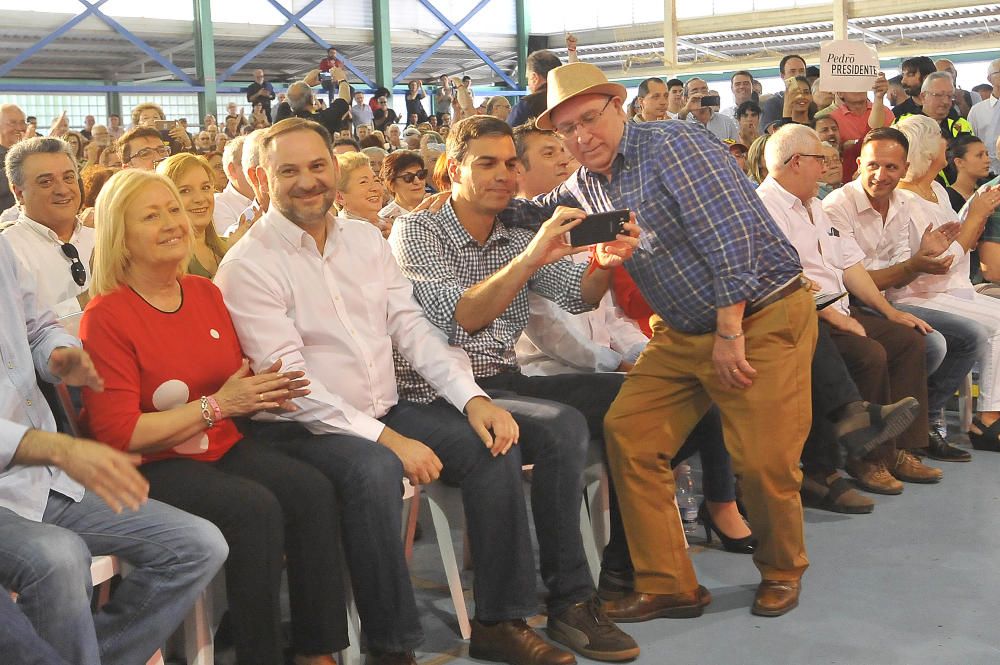 Pedro Sánchez abarrota el polideportivo de Carrús