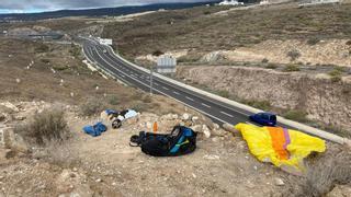 Un parapentista sufre un accidente cerca de la autopista del Sur de Tenerife