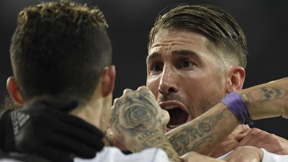 Sergio Ramos felicita a Cristiano Ronaldo, tras conseguir el portugués el segundo gol ante el PSG.