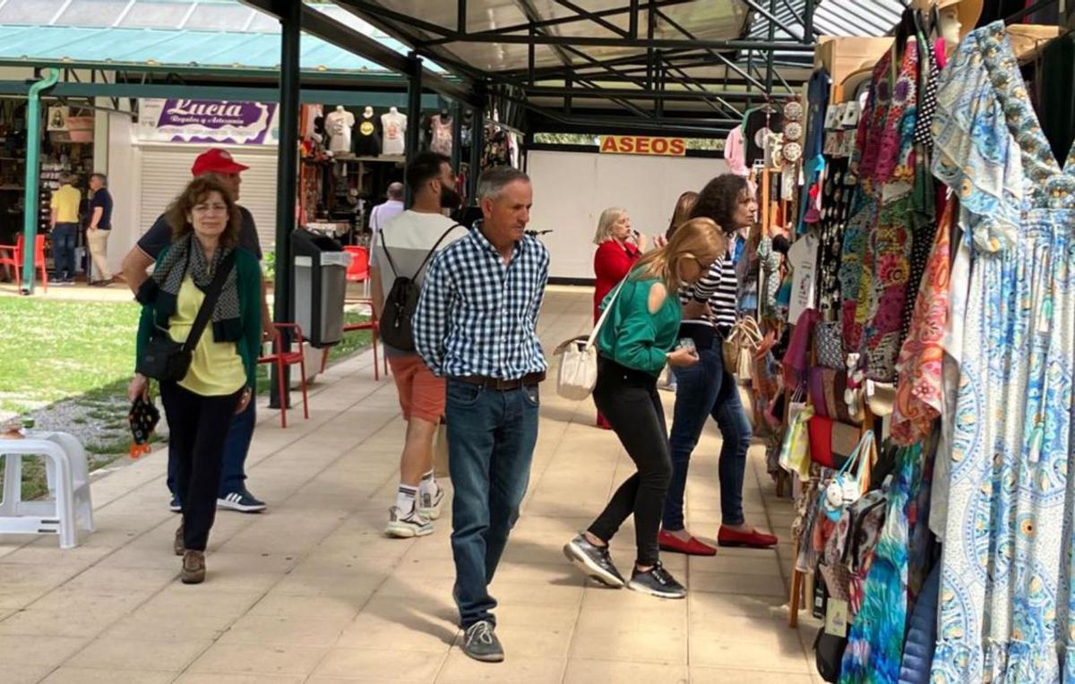 Turistas en el centro de artesanía O Redondo,en la isla de A Toxa, ayer.   | //  FDV