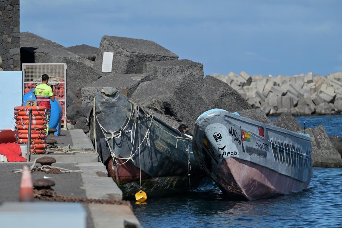 Salvamento auxilia a un cayuco con 131 personas que llega escorado a El Hierro