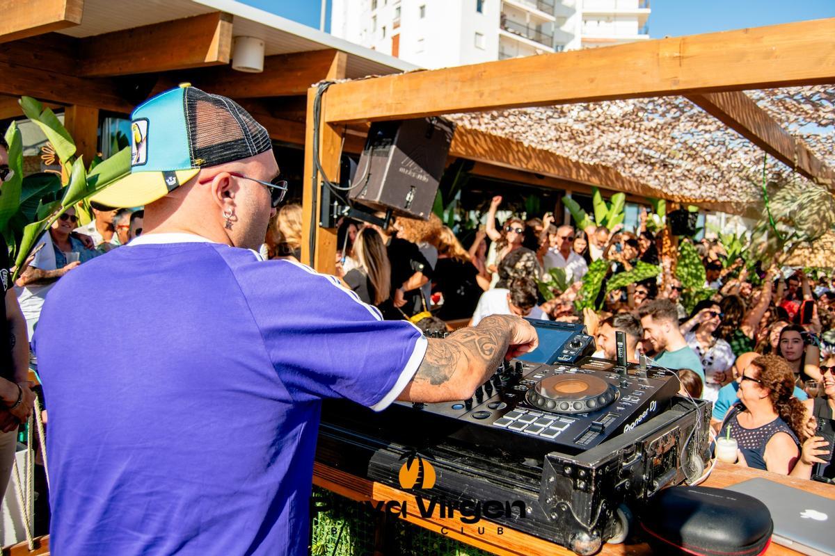 Kiko Rivera en Playa Virgen, el chiringuito de moda en Rota