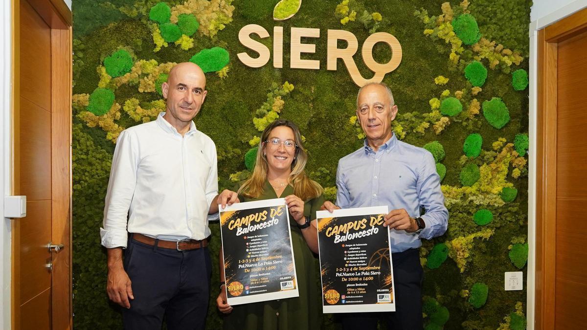Por la izquierda, el director del patronato, Virginio Ramírez; la presidenta del Club Baloncesto Siero, Teresa Casas, y el concejal de Deporte, Jesús Abad, presentado la iniciativa.