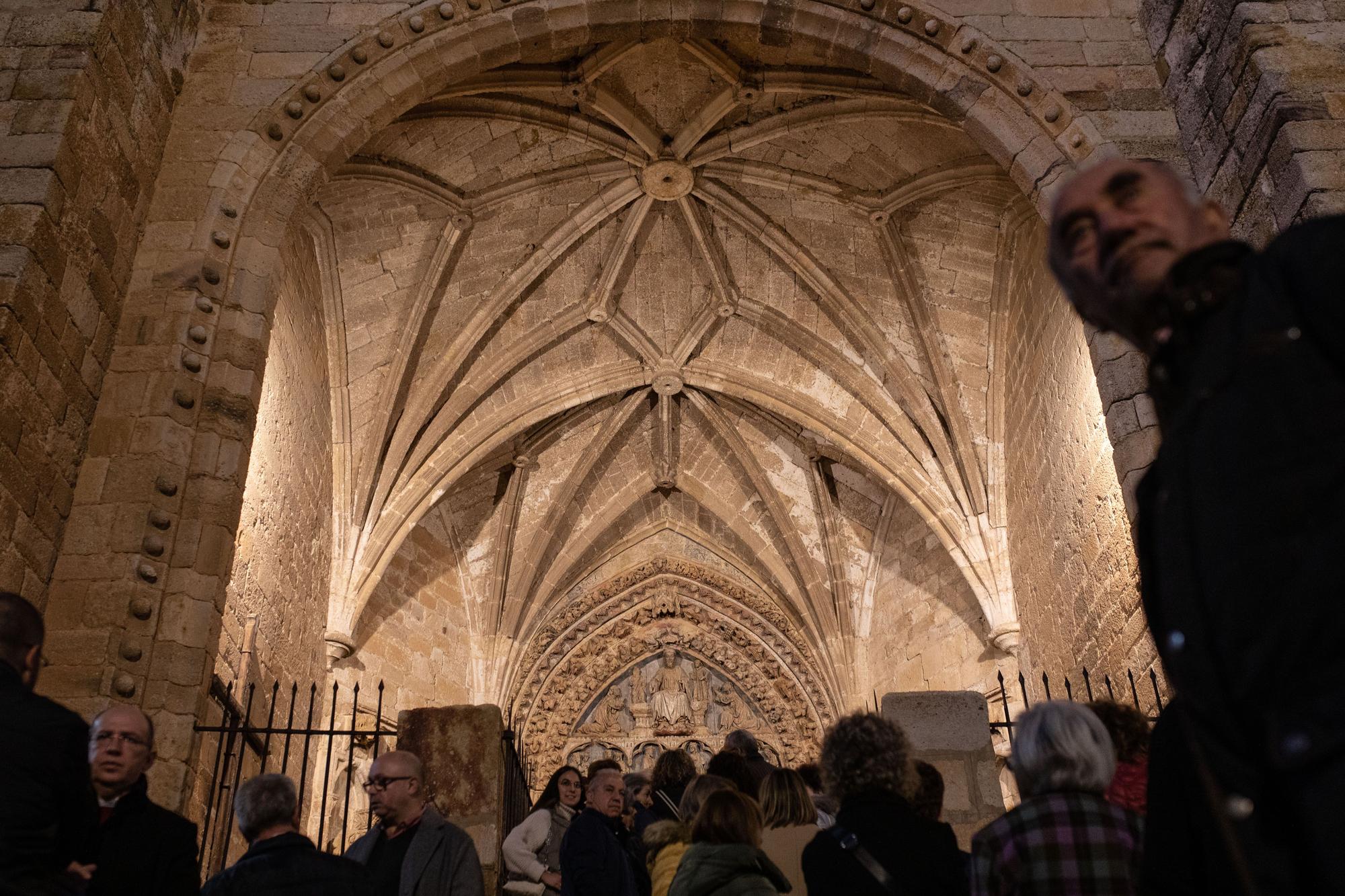 GALERÍA | Así brilla la iglesia de La Hiniesta brilla: concierto e iluminación, en imágenes