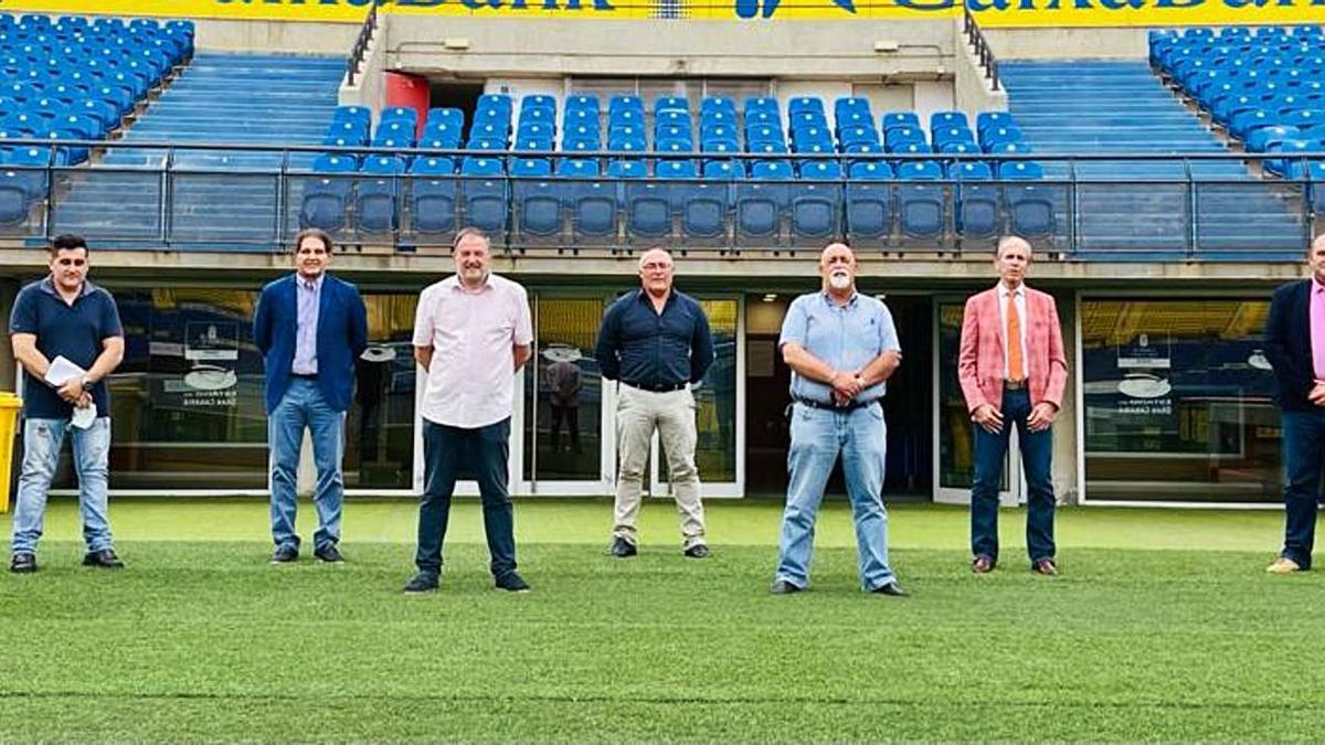 Los representantes federativos de la lucha canaria, acompañados en el centro por Manolo López, director general de Deportes del Gobierno de Canarias. | | LP/DLP