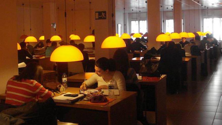 Imagen de la biblioteca San Isidoro, con jóvenes estudiando en sus instalaciones.