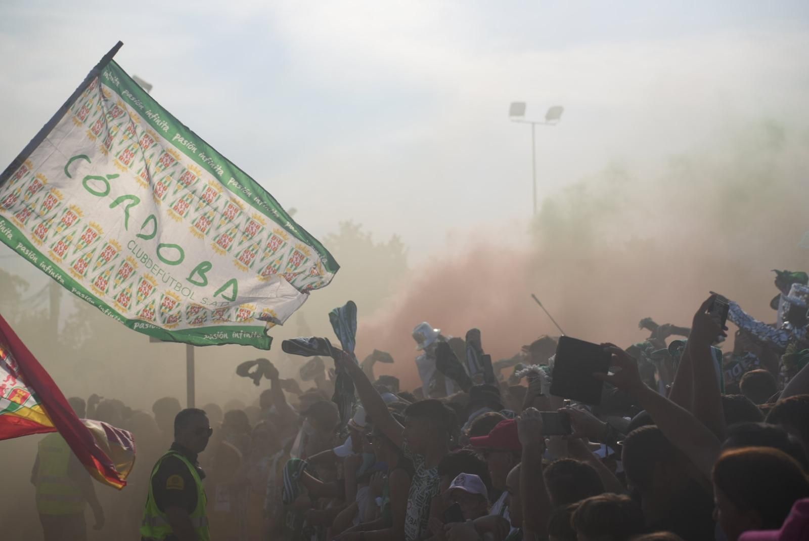 Así recibió la afición del Córdoba CF al autobús del equipo en El Arenal