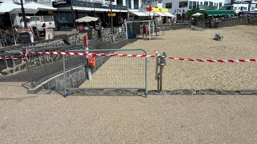 Yaiza cierra al baño una playa por vertidos de aguas residuales