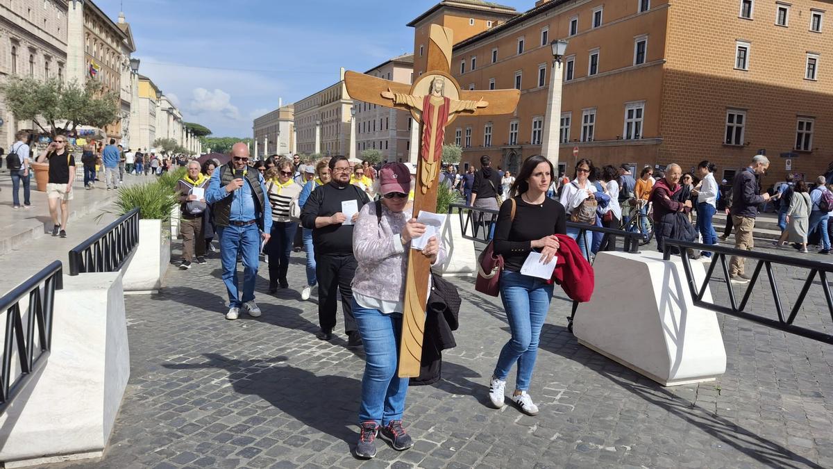 Peregrinación de parroquianos de San Juan Bautista de Alzira a Roma, el mismo día de la muerte del papa Francisco.