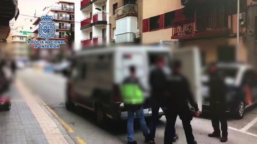 Cuatro detenidos por estafar 53.000 euros a clientes de un local de striptease de Benidorm