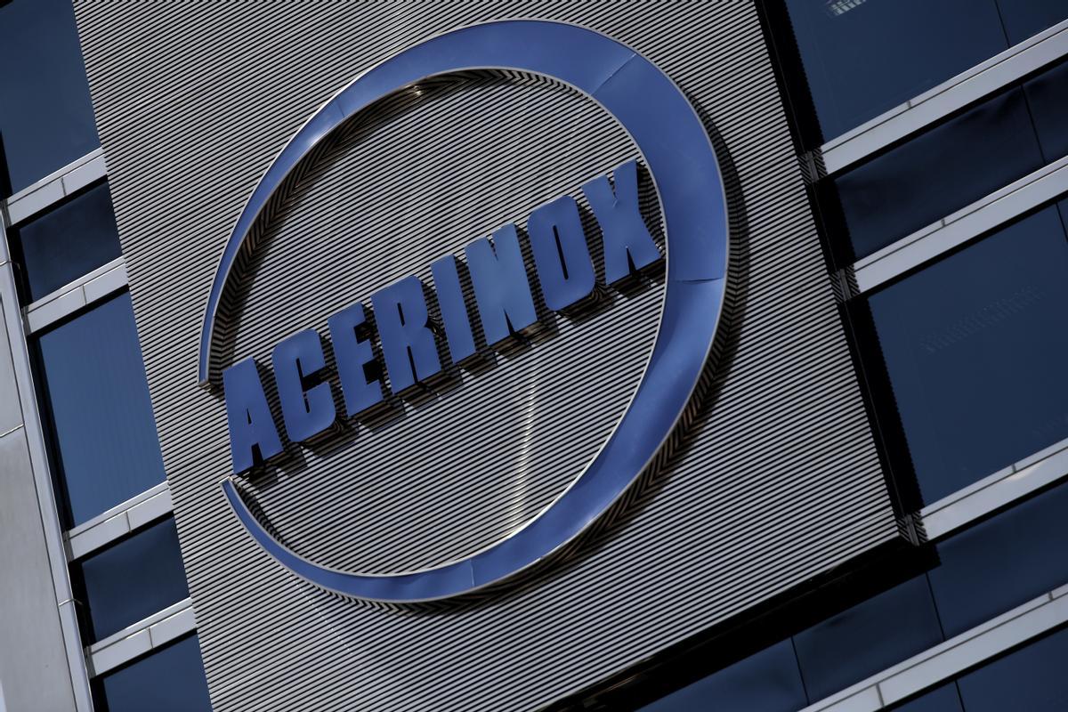 Logo de Acerinox en la sede de la compañía en Madrid.