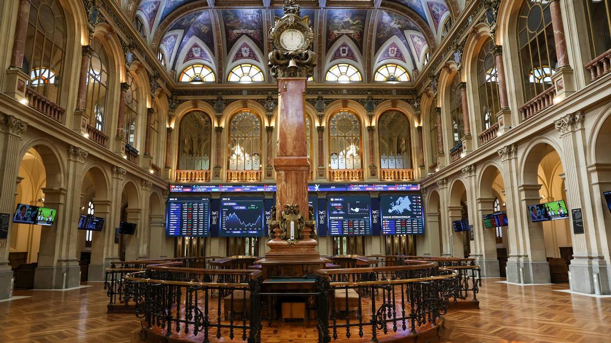 Paneles con índices bursátiles en el Palacio de la Bolsa, en Madrid (España).