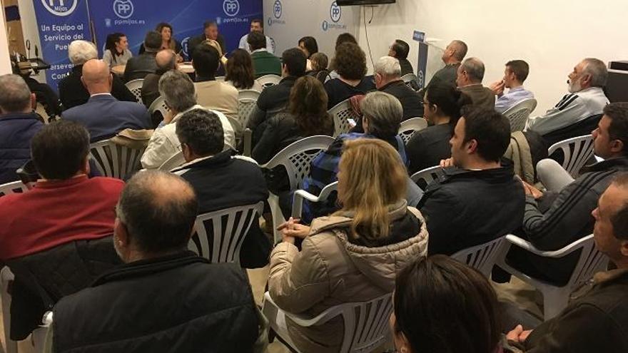 Ángel Nozal, en una asamblea con militantes del PP de Mijas.